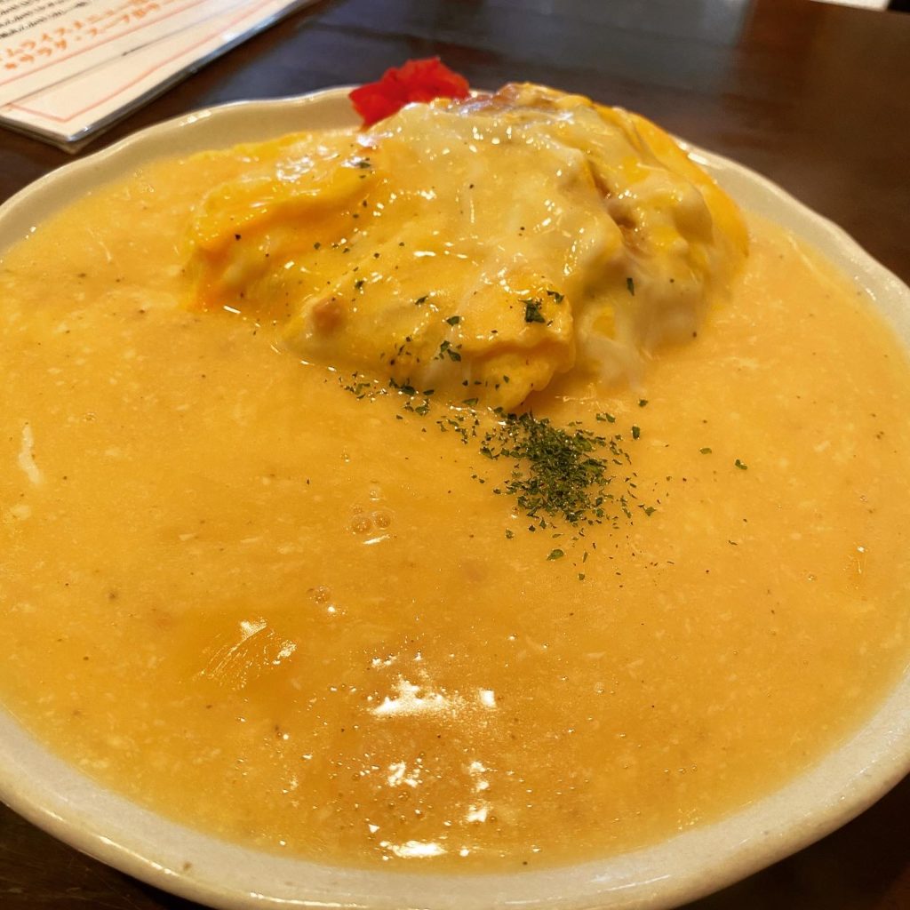 【Cafe Yorozu】地元の人から愛されている絶品オムライス濃厚チーズのオムライス（カレー味） ¥940（税込）
