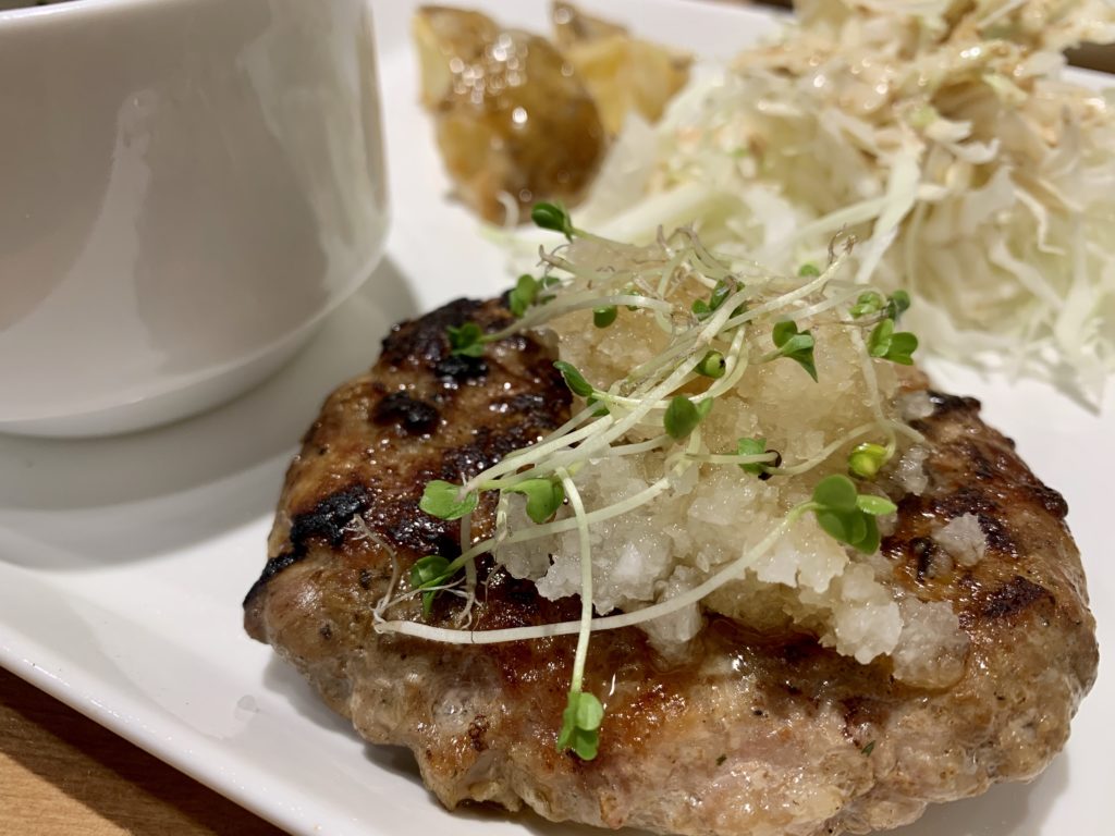 【らくえん cafe & dining】ジューシーな肉厚の自家製ハンバーグ ¥1,180（税込）
