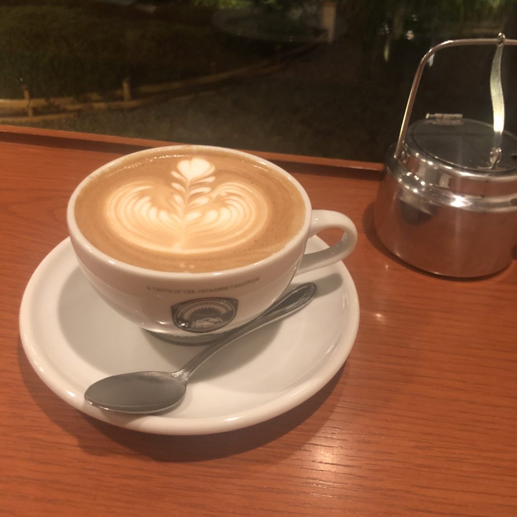 【KISSA MASTER（master-piece coffee kyoto）】庭園を望むおしゃれ和空間でくつろぐ、至福の時間 マキアート ¥490（税抜）