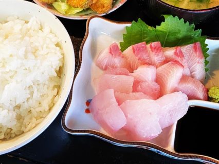 【おやこや】昔ながらの食事処で頂く！新鮮な魚介を使用した　お造り定食 ¥1,000（税込）