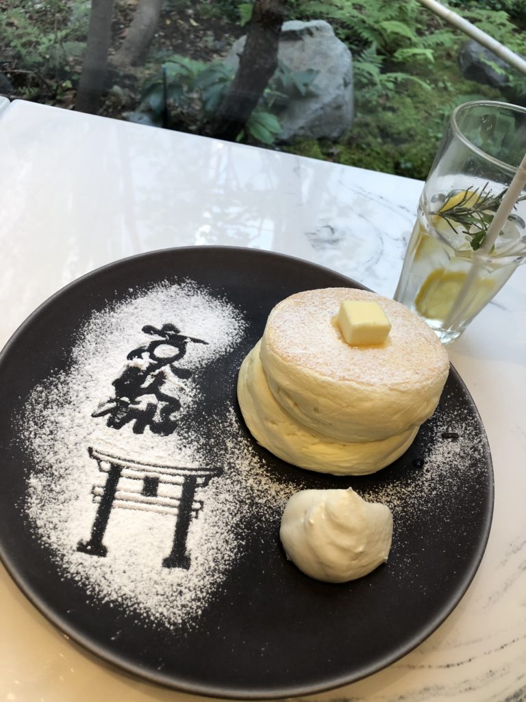 【MICASADECO&CAFE KYOTO】「和&モダン」アートな空間で頂くふわふわパンケーキ　リコッタチーズパンケーキ ¥900（税込）