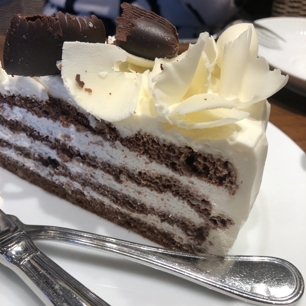 【HARBS】ボリューム満点！大きめのケーキでがっつりスイーツタイム♪ Black&White Chocolate Cake¥800（税込）