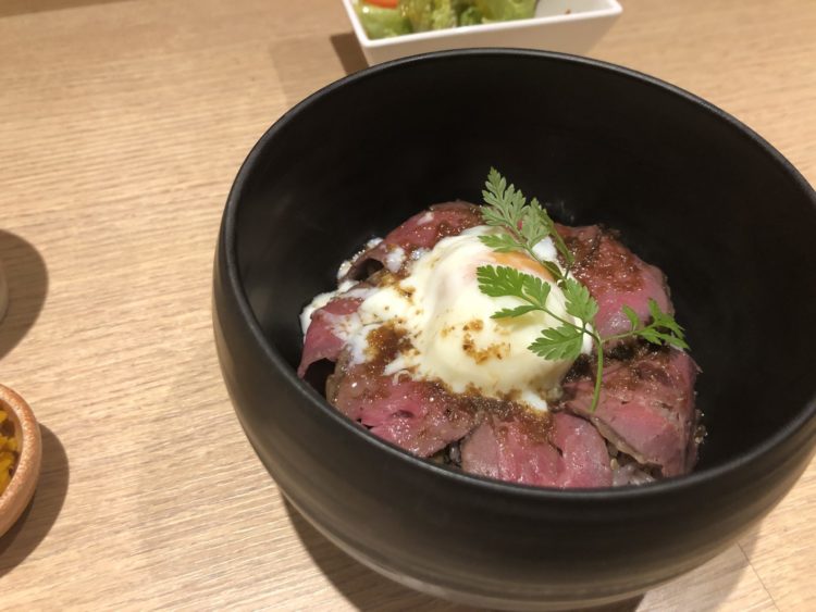 【Roji-oku】トロトロの卵との相性抜群◎ローストビーフ丼 ¥1,000（税抜）