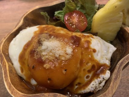 【Fukumimi】とろとろ卵の下にチーズたっぷり♪チーズロコモコ ¥950（税抜）