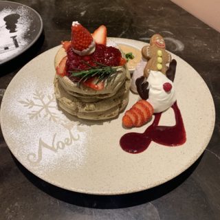 【MICASADECO&CAFE KYOTO】期間限定！甘い苺が乗った、ふわふわクリスマスパンケーキ ¥1,650（税込）